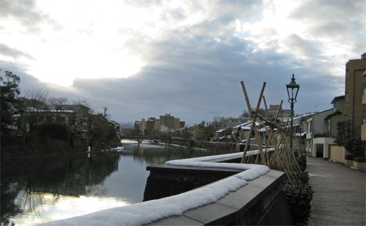 浅野川の川面がきれい、青空が顔をだしてきています。