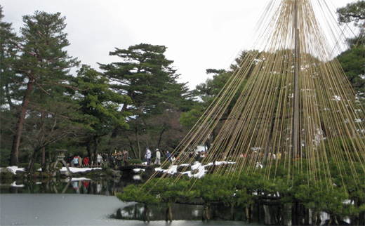 雪の兼六園、霞ヶ池とことじ灯籠