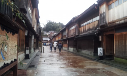 金沢東茶屋街、今年は前方の山も霞んで写っていませんね~ 金沢東茶屋街、今年は前方の山も霞んで写っていませんね~