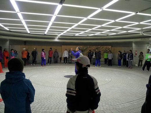 香林坊地下広場、金沢中央走ろう会の方の説明を聞いてから、準備体操です。