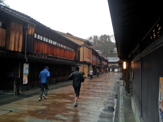 東山茶屋街、ここを粛々と走るのが好きです。