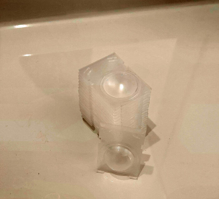 使用済みのコンタクトレンズケースの山