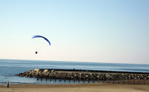 松任海浜公園 CCZの海にモーターパラグライダー