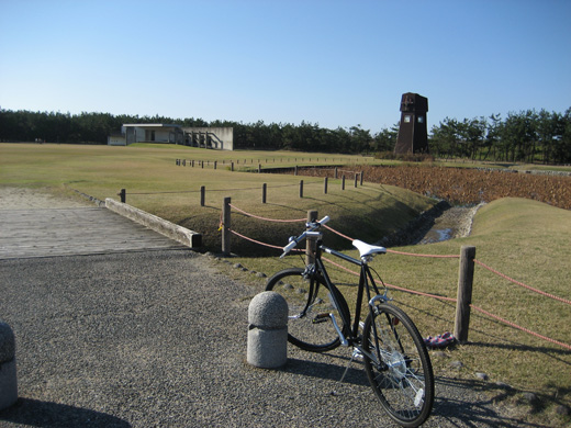 松任海浜公園の風車と池、風車に羽がなかったけど・・・