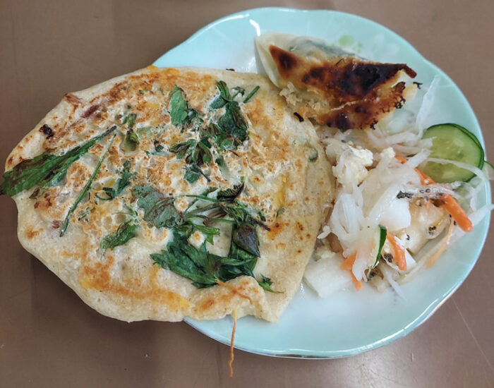 オートミールのパンケーキと摘み草